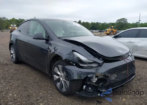 2024 Tesla Model Y Long Range Dual Motor All-Wheel Drive z USA, uszkodzony, nr VIN 7SAYGDEE0RA248970